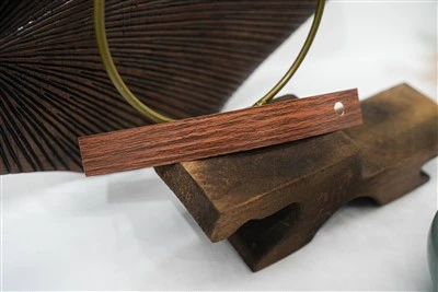 Butir Kayu Hitam Coklat